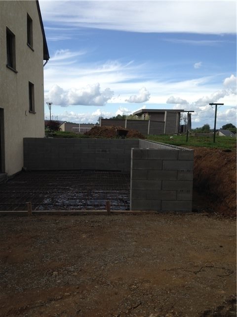 dalle en béton et blocs coffrant